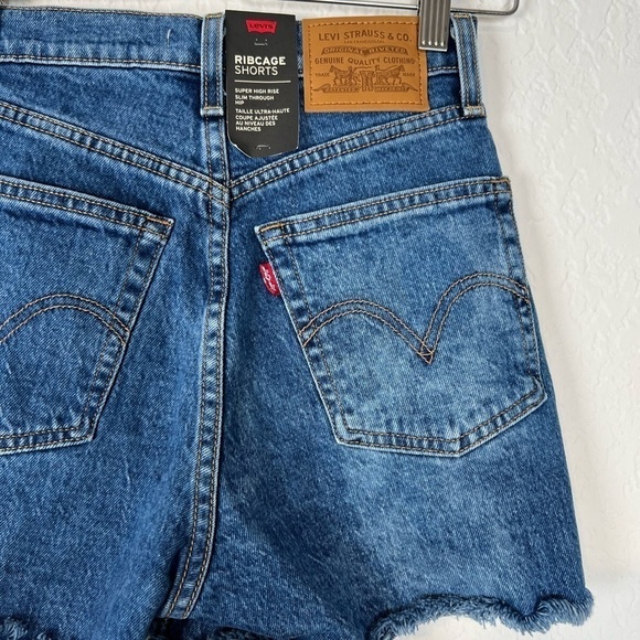 Levi’s Premium Ribcage Shorts - Picture 6 of 11